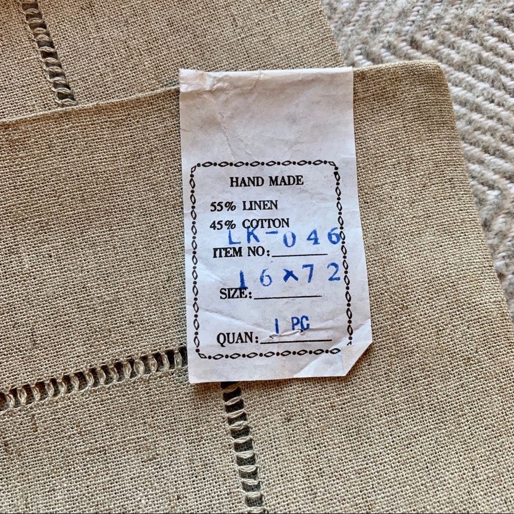 NWT Handmade R Embroidered Linen Table Runner - Picture 7 of 8